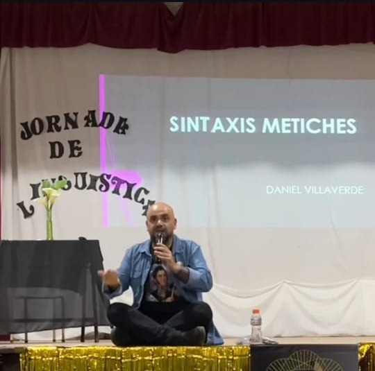 Daniel Villaverde exponiendo «Sintaxis metiches» en la Jornada