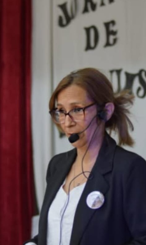 María Eva Suarez presentando la Jornada con micrófono de diadema