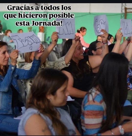 Público de la Jornada levantando carteles de agradecimiento